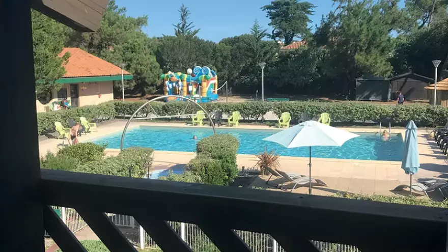 Vue piscine du Balcon Chambre VTF Lacanau