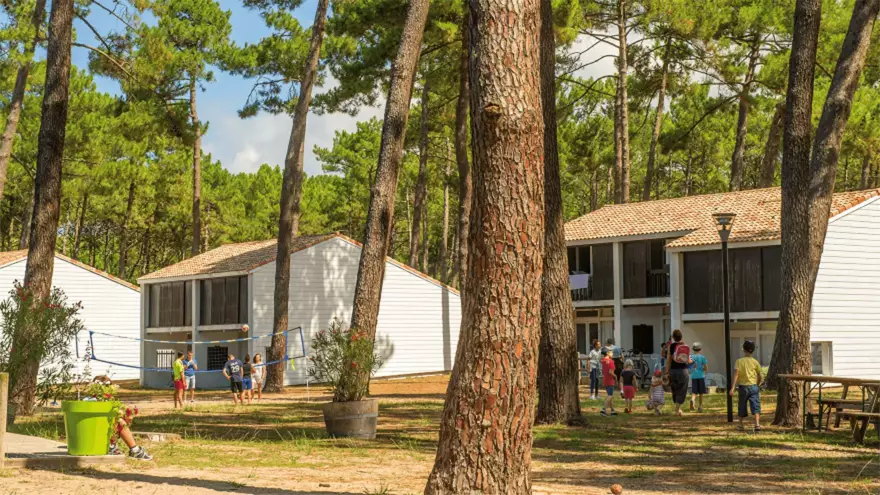 Terrain de volley devant les gîtes