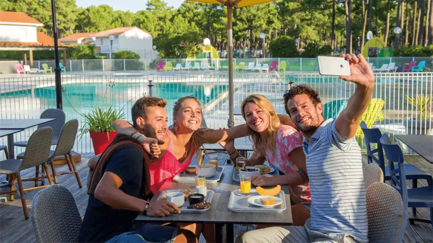 Biscarrosse petit déjeuner restauration extérieure en saison