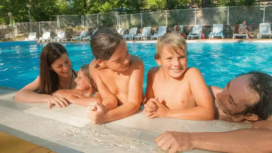 Famille à la Piscine du VTF Joyeuse