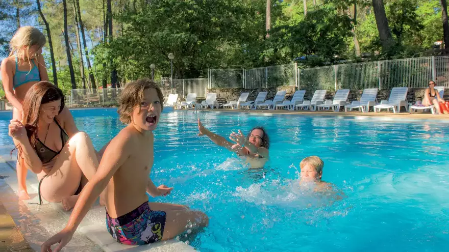 Joyeuse jeux famille piscine