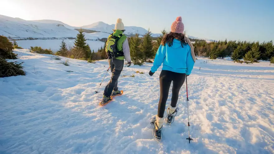 Raquette à neige dans le Massif du Sancy
