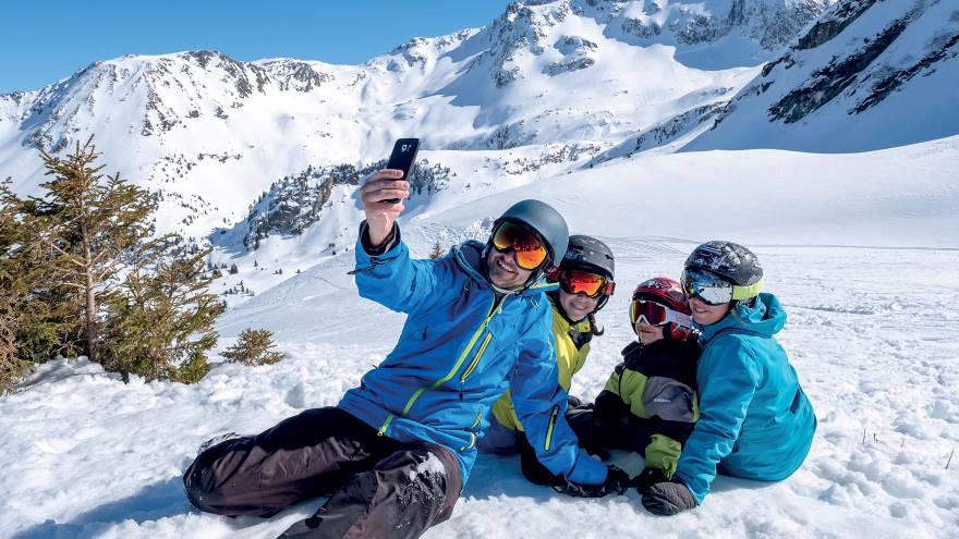 Famille à la neige en Savoie