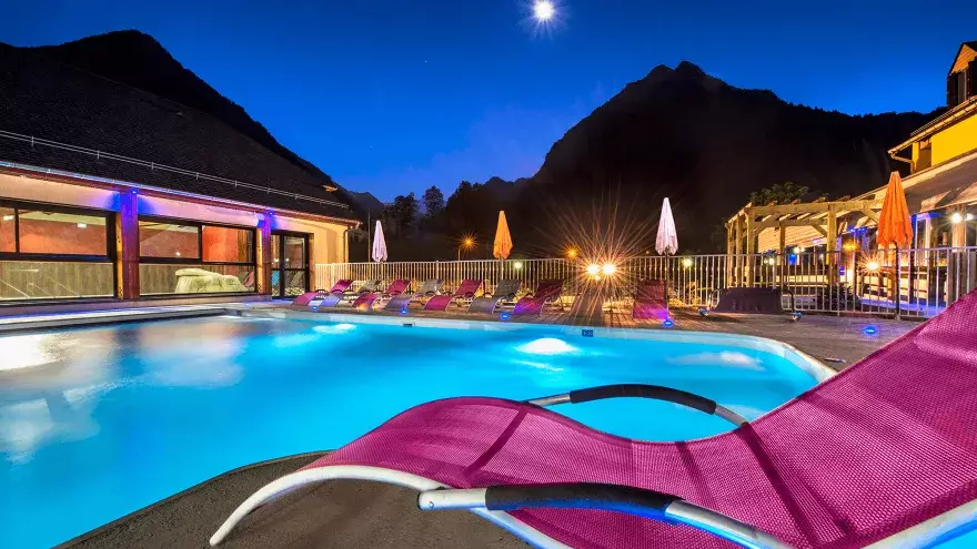 Piscine extérieure du Domaine des Pyrènes à Cauterets