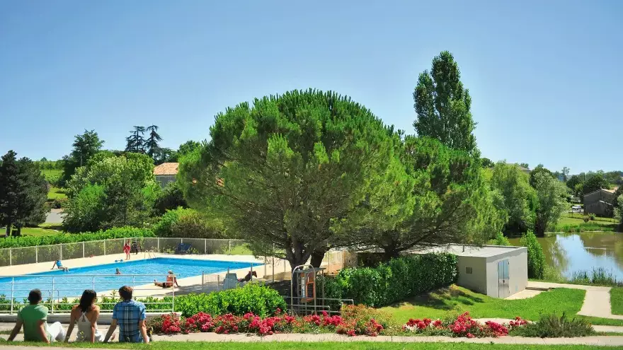 Parc avec psicine et étang vacances en Dordogne