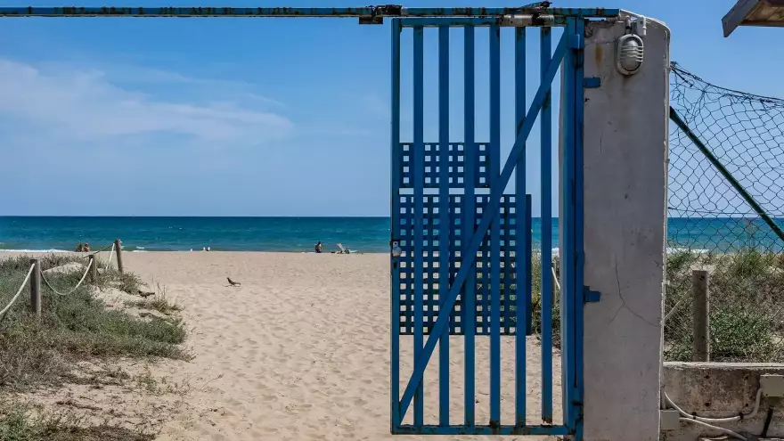 Plage à proximité du HolaCamp Barcelona