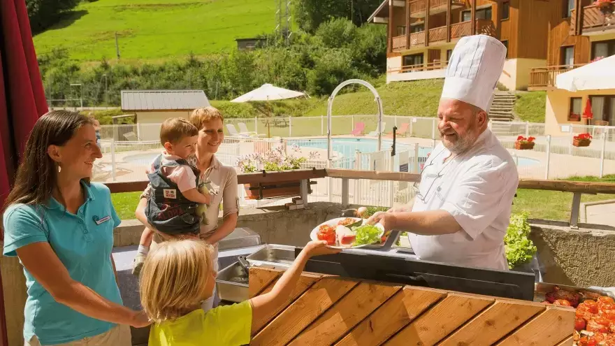 Grillades au barbecue en été