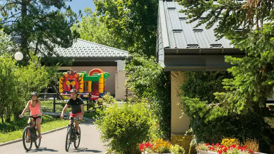Balade en vélo dans le village vacances