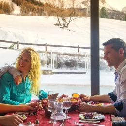 Restauration en famille vue sur les pistes