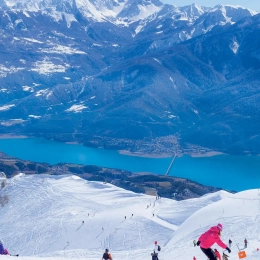 Piste de ski avec vue sur le lac de Serre-Ponçon
