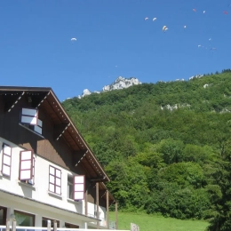 Vue depuis le village sur Parapentes