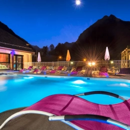 Piscine extérieure du Domaine des Pyrènes à Cauterets