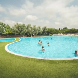 Piscine du camping HolaCamp