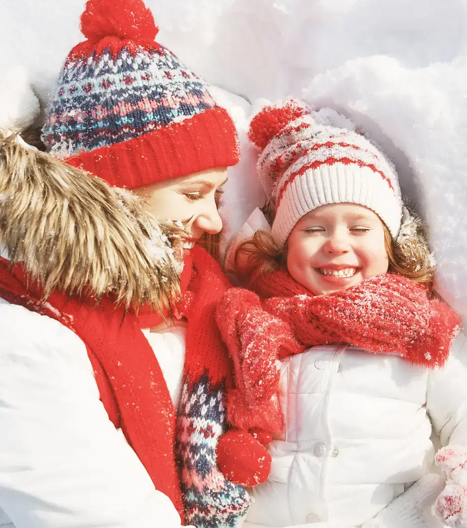 Maman et enfant neige vacances hiver