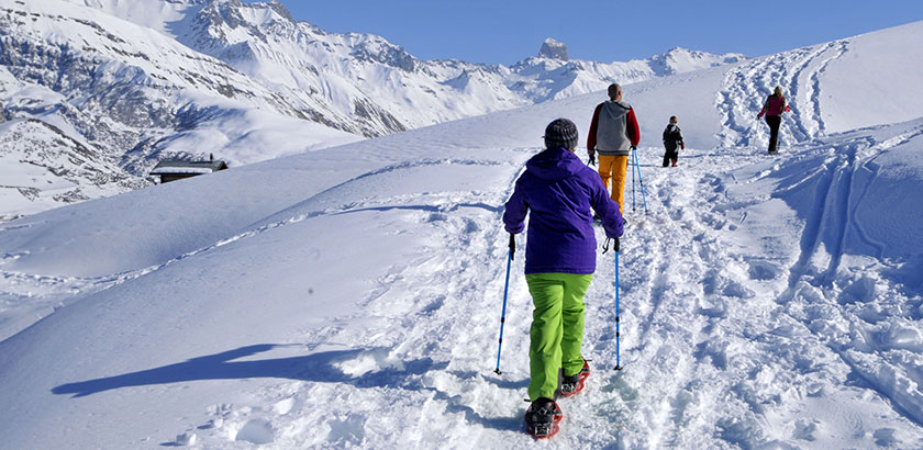 Raquettes à neige et pistes piétonnes