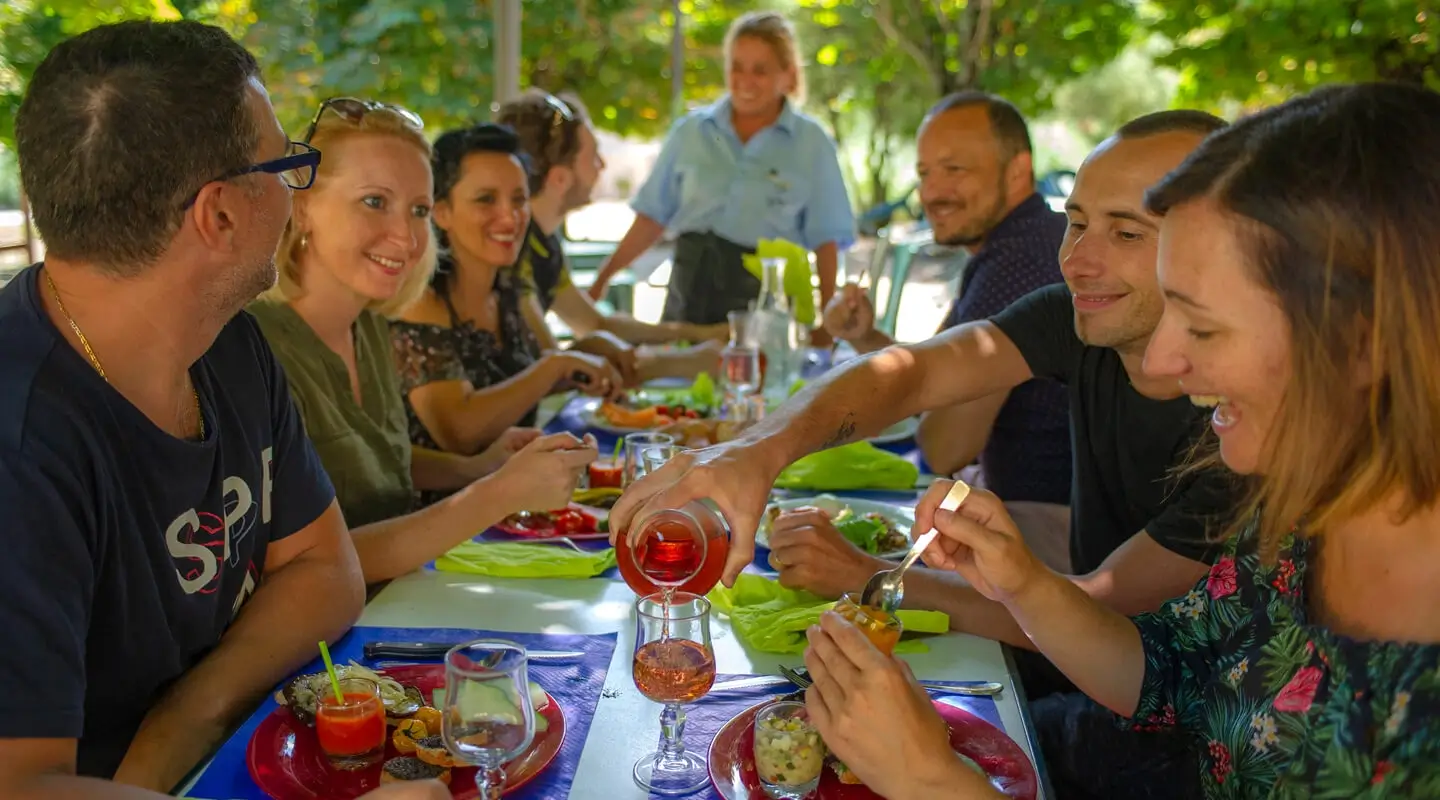 Convivialité autour d'un repas entre amis vacanciers